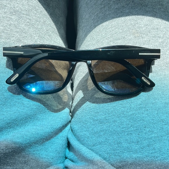 Black Mens Tom Ford Sunglasses Polarized - Picture 2 of 5